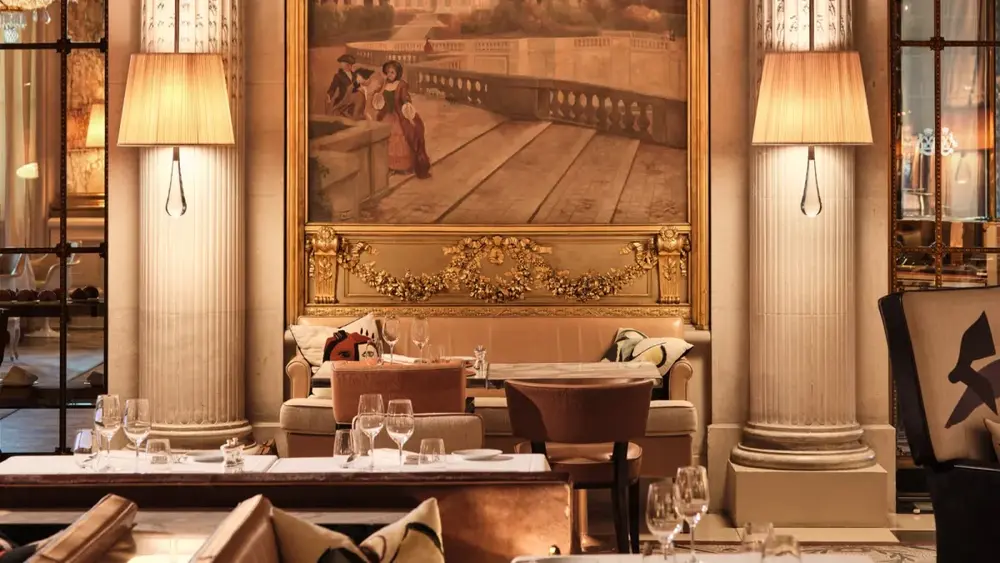Paris Gastronômica: Roteiro de Luxo Surrealista em Hotéis Icônicos